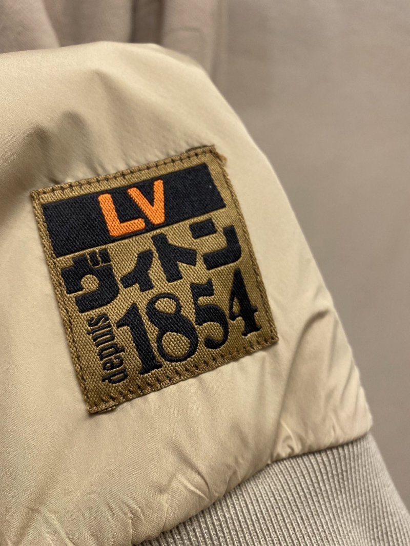 l0vis Vvtt0n outwear